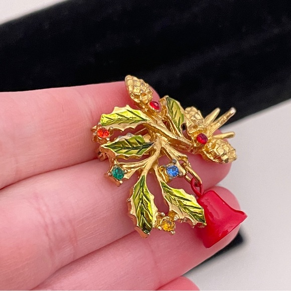 Vintage Christmas Winter Holiday Festive Gifting Jingle Bell Wreath Pin / Brooch - Picture 2 of 10